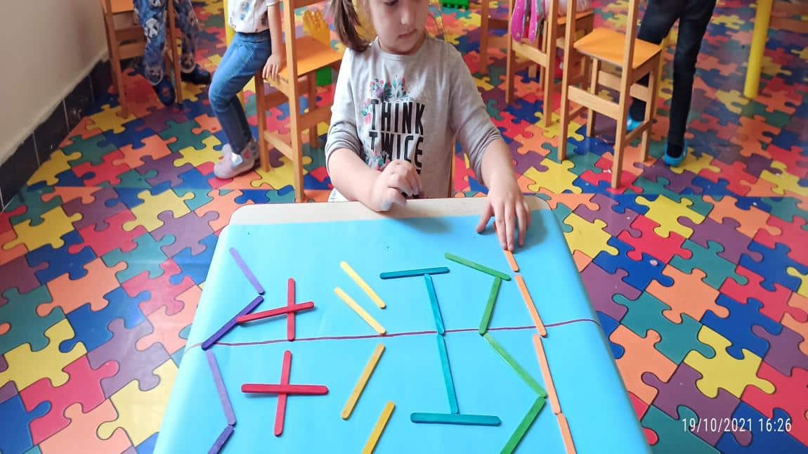 Okulumuz öğrencileriyle ,renkli çubuklar ile kodlama ve simetri etkinliği yapıldı. Çocukların görsellerdeki çizgiyi ayna gibi düşünmesi sağlandı.