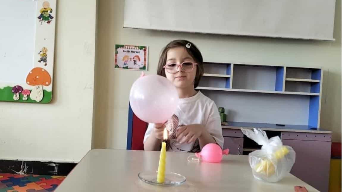 Okulumuz öğrencileriyle Patlamayan Balon deneyi yaptık ve çok eğlendik.