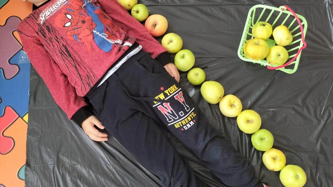 Okulumuz öğrencileriyle boyumuzu elma kullanarak ölçtük.