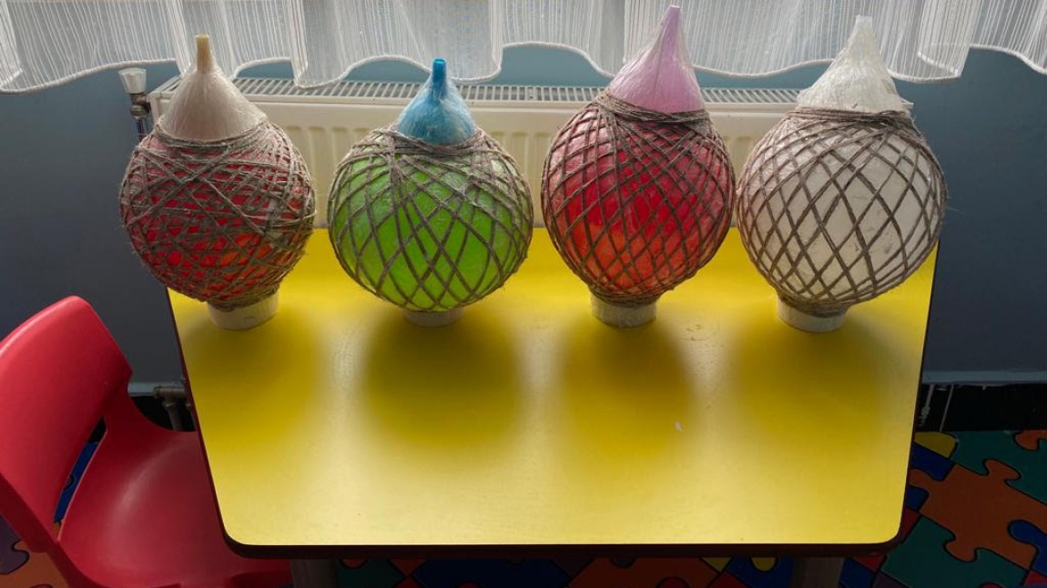 Okulumuz öğrencileriyle ,renkli balon ve jüt iplerle harika avizeler yaptık.