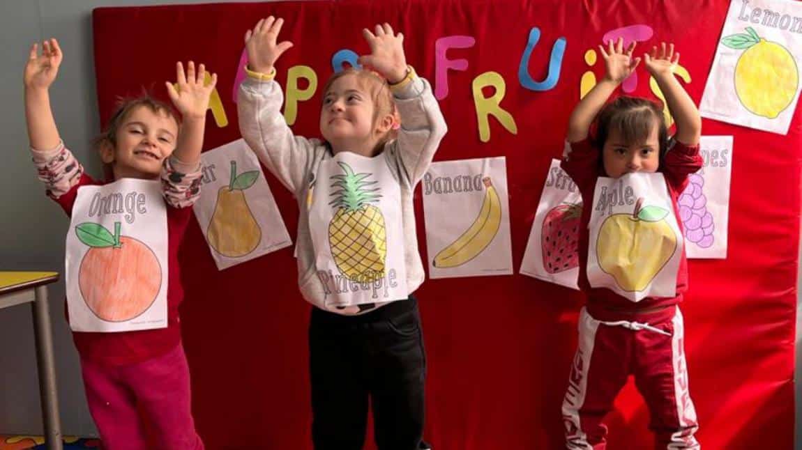 Okulumuz öğrencileriyle ingilizce olarak meyve isimlerini öğrendikten sonra ,Happy Fruits şarkısı eşliğinde dans ettik.