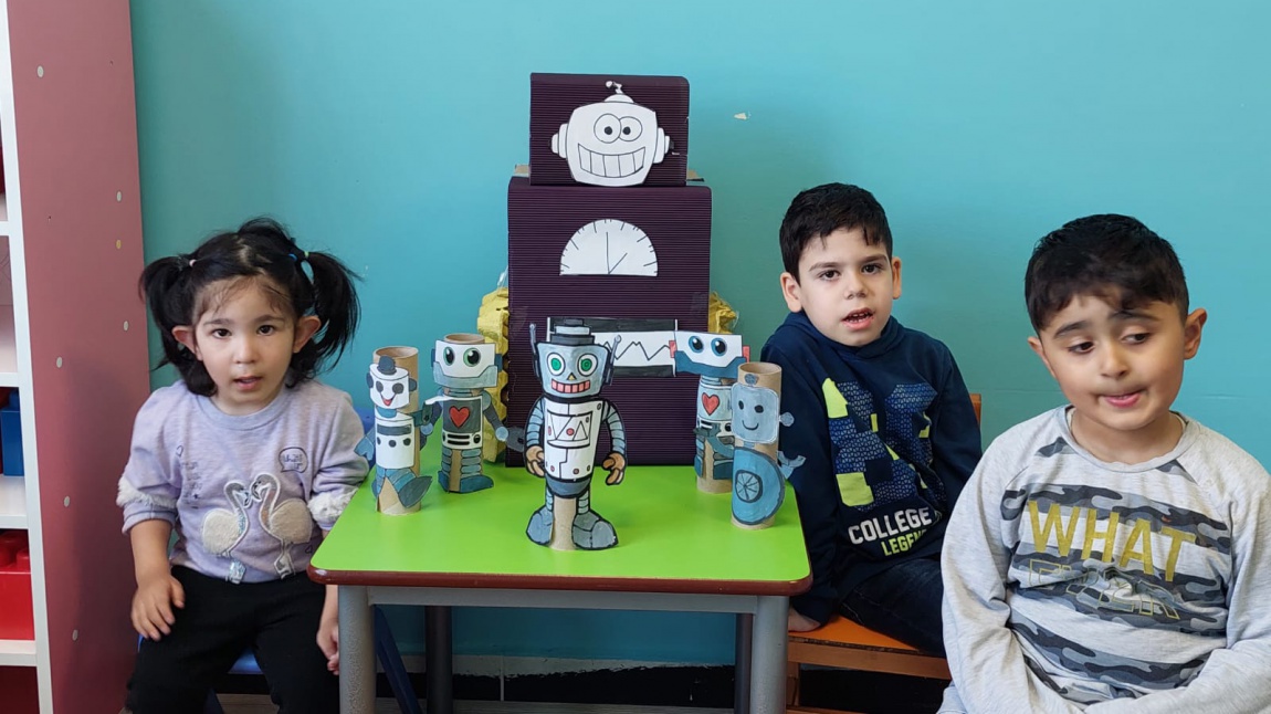 Okulumuz öğrencileriyle robot tasarımı ve kodlama etkinliğini gerçekleştirdik.