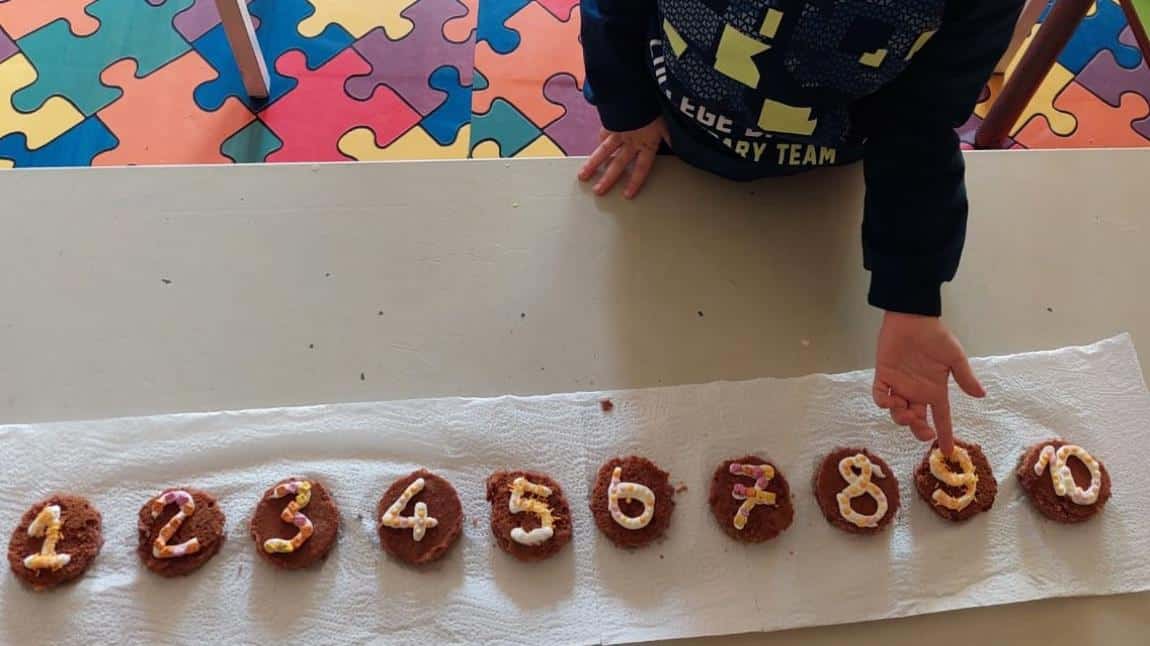 Okulumuz öğrencileriyle birlikte kendi kekimle sayıları öğreniyorum etkinliğini gerçekleştirdik.